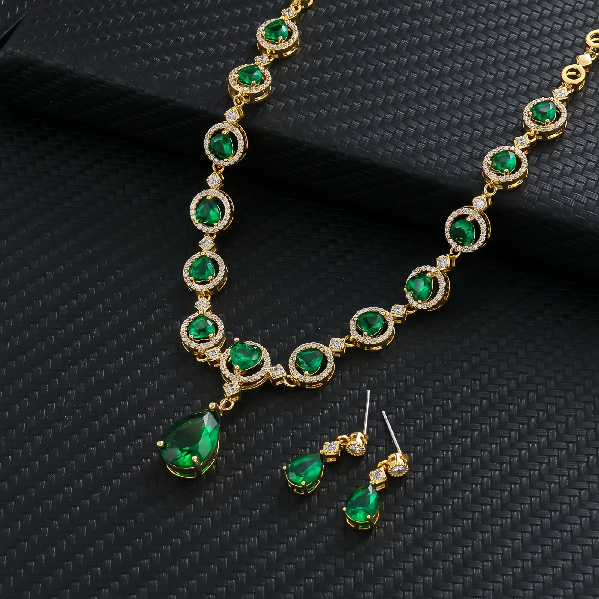 Choosing Your Wedding Jewelry: 5 Breathtaking Color Palettes for 2025